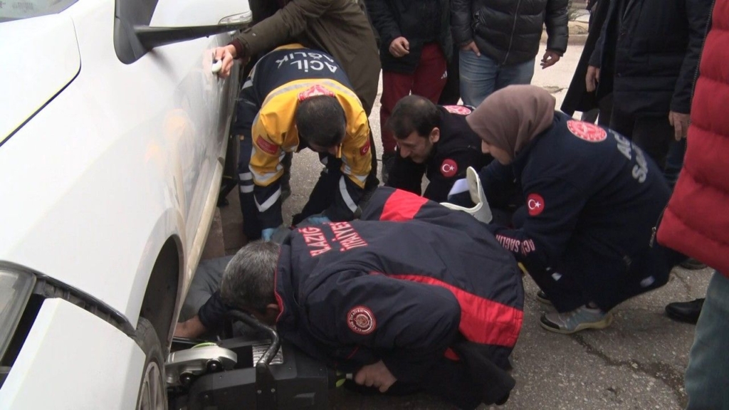 Kazada Otomobilin Altında Kalan Motokurye Ağır Yaralandı Sondakika Haberler