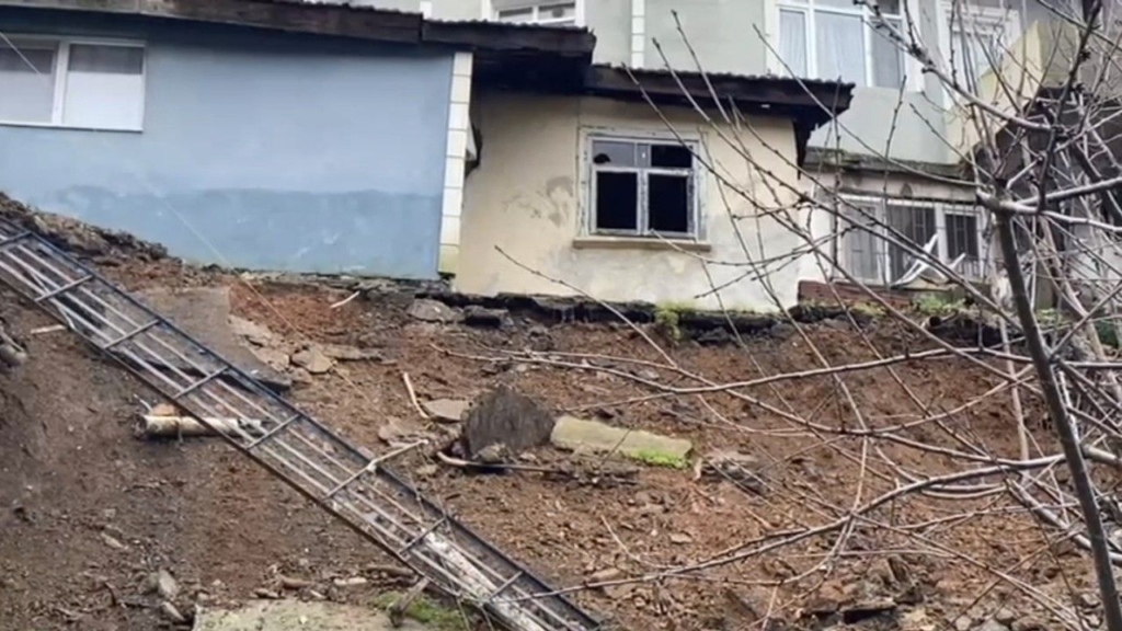 İstanbul – Beykoz’da Istinat Duvarı çöktü Sondakika Haberler