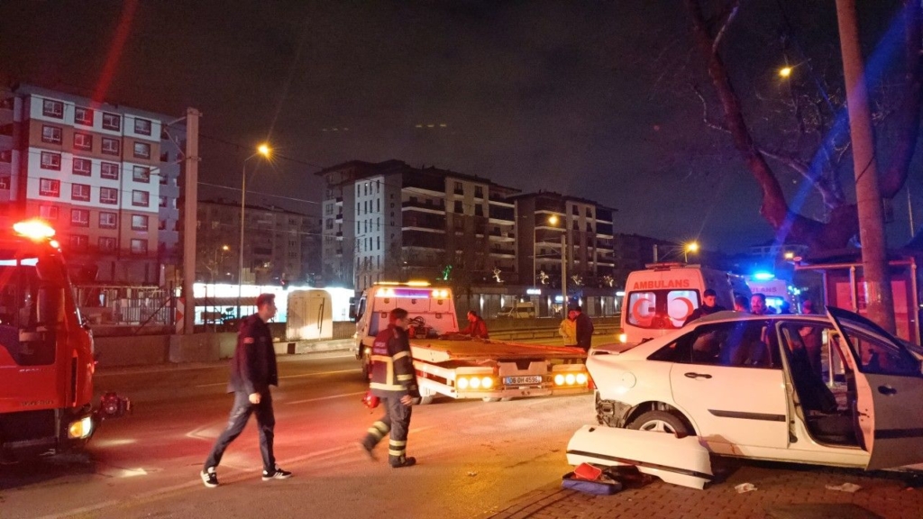 Bursa’da Otomobil Elektrik Direğine çarptı: 1 ölü, 3 Yaralı Sondakika Haberler