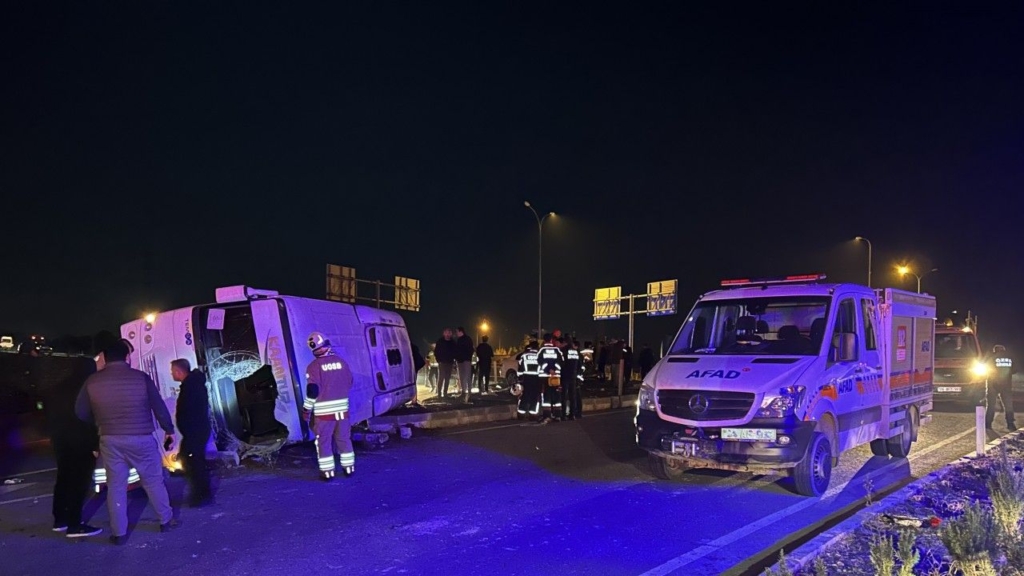 Uşak’ta Otomobil Ile Işçi Servisi çarpıştı: 28 Yaralı Sondakika Haberler