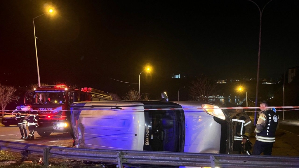 İzmit’te Otomobil Ile Hafif Ticari Araç çarpıştı: 4 Yaralı Sondakika Haberler