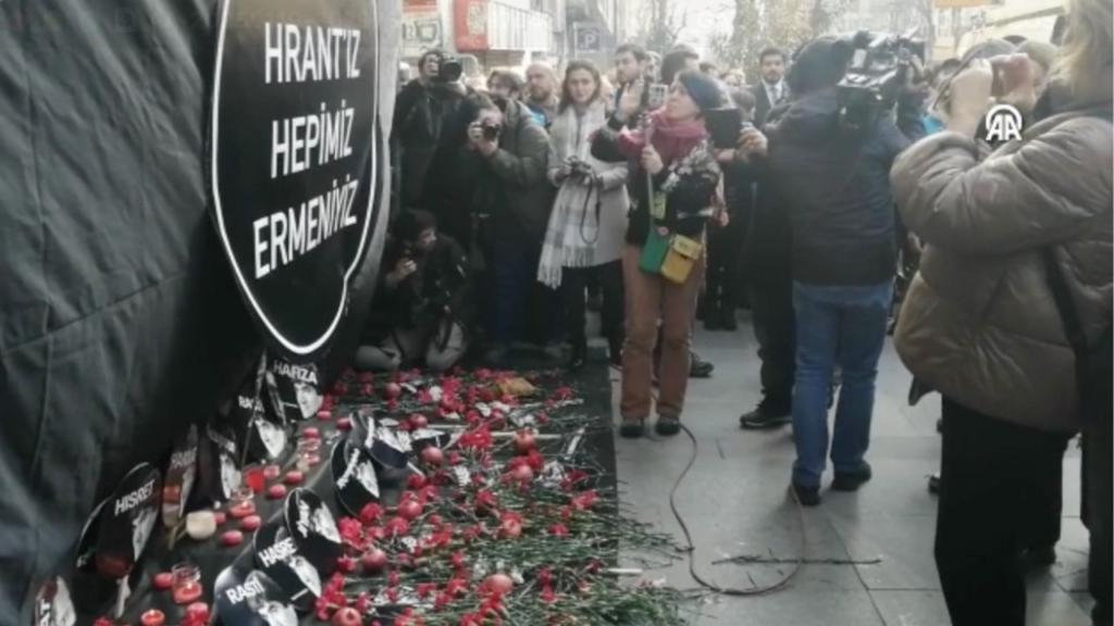 News Haberleri Hrant Dink, Katledilişinin 18’inci Yıldönümünde Agos Gazetesi önünde Anıldı