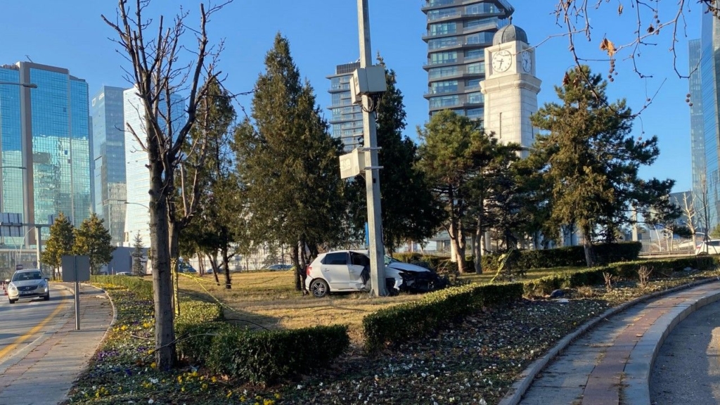 Ankara’da Aydınlatma Direğine çarpan Otomobilin Sürücüsü öldü Sondakika Haberler