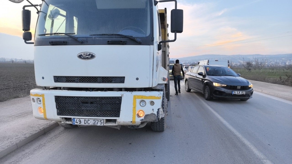 Ters şeride Geçen Otomobil, Kamyonla Kafa Kafaya çarpıştı: 1 Yaralı Sondakika Haberler