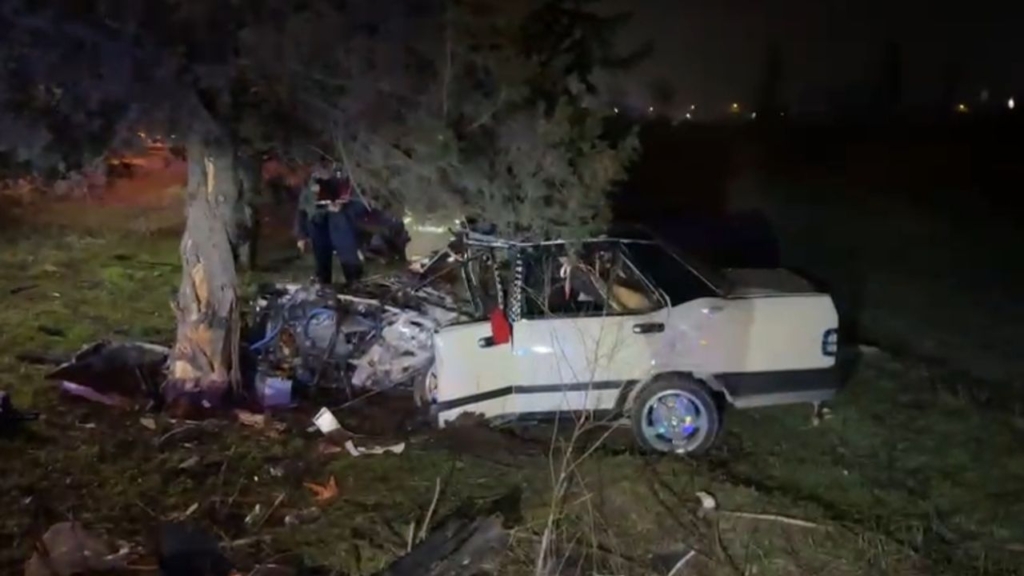 Balıkesir’de Otomobil Yol Kenarındaki Ağaca çarptı: 1 ölü Sondakika Haberler