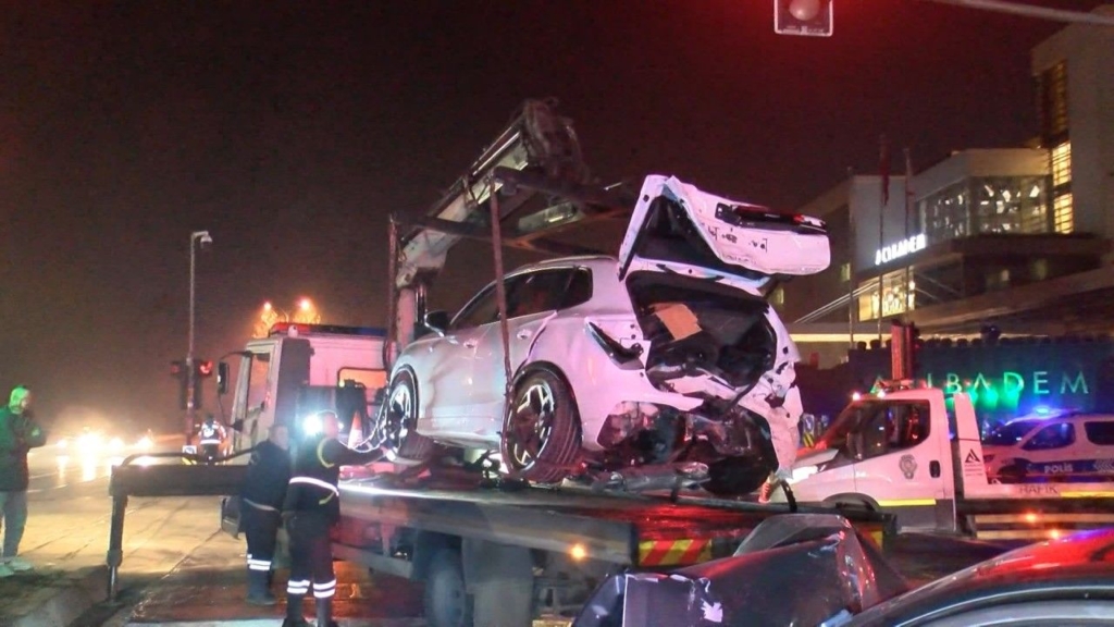 İstanbul- Sarıyer’de 7 Aracın Karıştığı Zincirleme Kaza: 3 Yaralı Sondakika Haberler