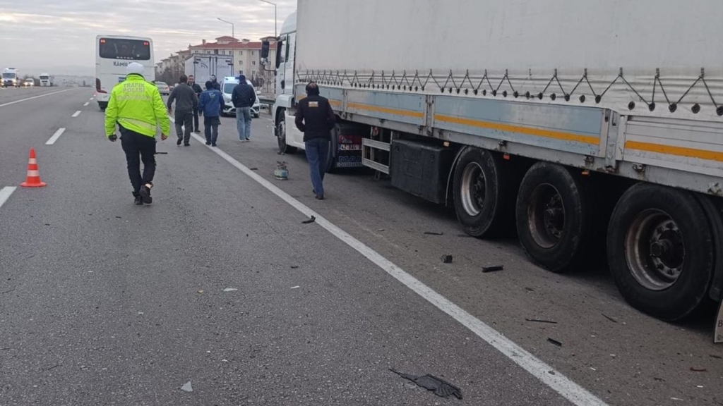 Yolcu Otobüsü, Park Halindeki Kamyona çarptı: 2 ölü, 24 Yaralı Sondakika Haberler