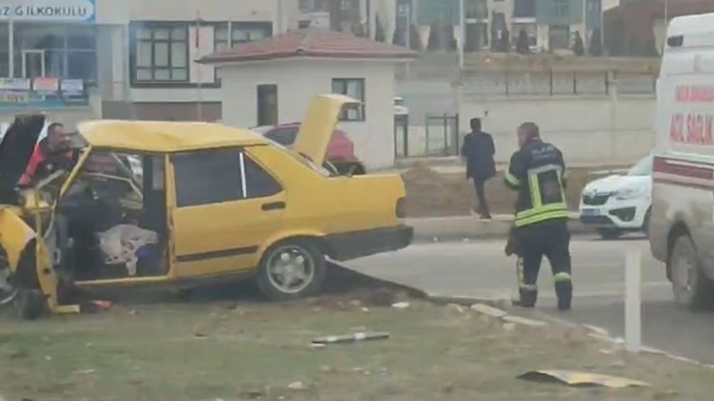 Elazığ’da 3 Aracın Karıştığı Kaza; 1’i Ağır, 3 Yaralı Sondakika Haberler