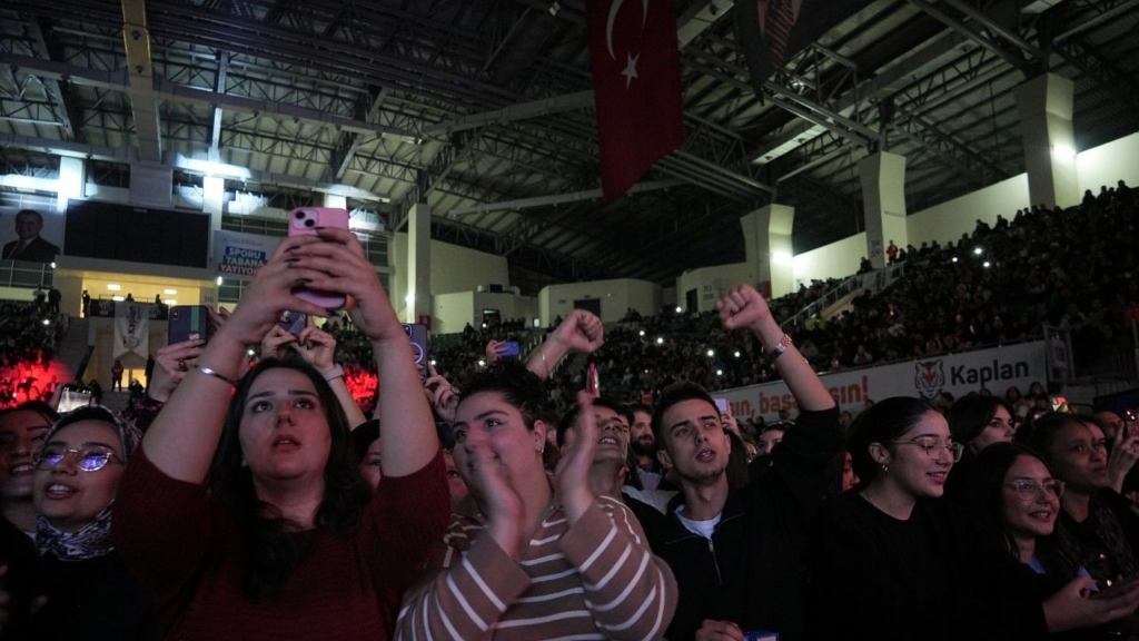 Bursa’da 3 şarkıcının Sahne Aldığı Müzik Festivalinin Geliri şehit Ailesi, Gazi Ve Depremzedelere Bağışlandı Sondakika Haberler