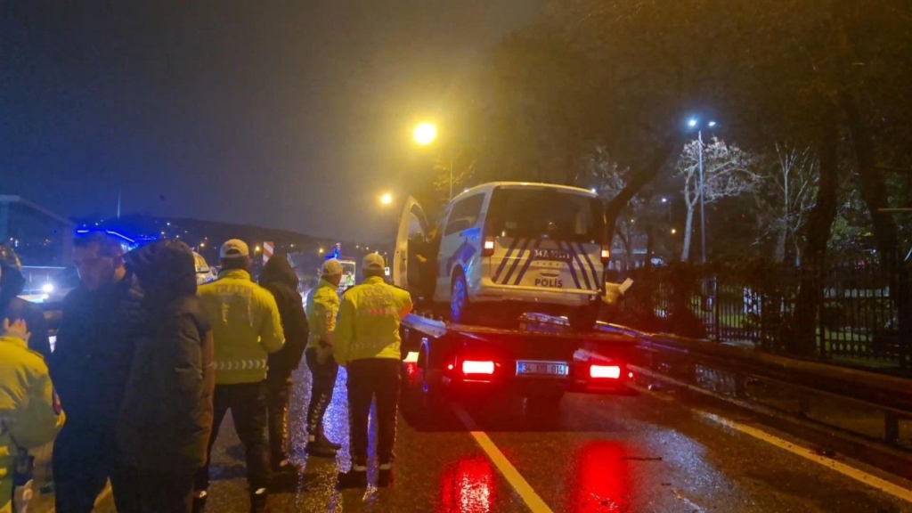 İstanbul – Üsküdar’da Denetimden Kaçan çakarlı Otomobil Polis Araçlarına çarparak Durduruldu Sondakika Haberler