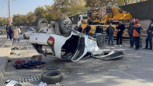 son-dakika-haberi-trafik-kazasinda-otomobil-ters-dondu