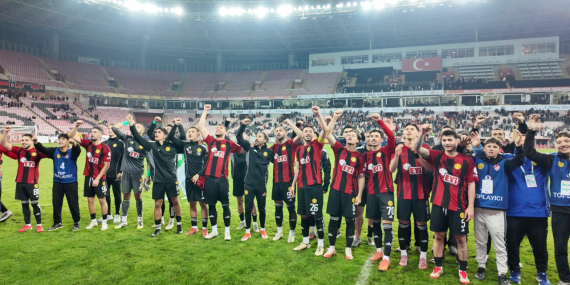 son-dakika-haberi-siyah-kirmizi-tribunlerde-duygu-dolu-anlar